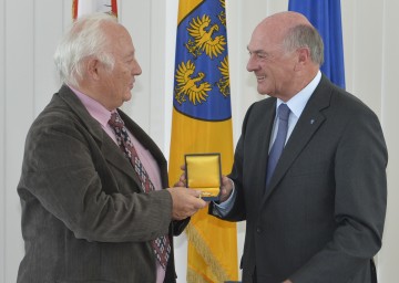 Landeshauptmann Dr. Erwin Pröll überreichte an Prof. Karl Korab das \"Große Ehrenzeichen für Verdienste um das Bundesland Niederösterreich\".