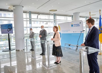 Im Bild von links nach rechts: „Menschen und Arbeit“-Geschäftsführer Martin Etlinger, Landesrat Martin Eichtinger, Landesrätin Christiane Teschl-Hofmeister und AMS NÖ-Geschäftsführer Sven Hergovich