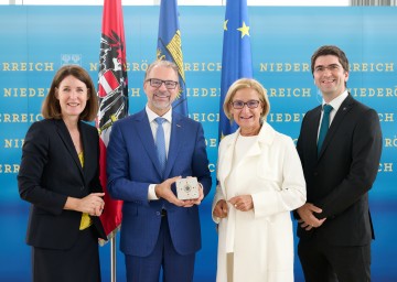 Von links nach rechts: Henrietta Egerth, Geschäftsführerin der Österreichischen Forschungsförderungsgesellschaft, ESA-Generaldirektor Josef Aschbacher, Landeshauptfrau Johanna Mikl-Leitner und Alexander Reissner, Geschäfstführer und Alexander Reissner, Geschäftsführer und Gründer der ENPULSION GmbH mit Hauptsitz in Wiener Neustadt.
<br />
