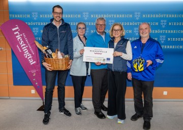 Im Bild von links nach rechts: Marcus Linford, Geschäftsführer Wienerwald Tourismus GmbH, ecoplus Prokuristin Petra Patzelt, Abgeordneter Christoph Kainz, Landeshauptfrau Johanna Mikl-Leitner und Bürgermeister Josef Balber, Obmann LEADER-Region Triestingtal+