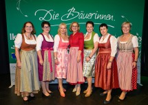 Landeshauptfrau Johanna Mikl-Leitner und Landesbäuerin Irene Neumann-Hartberger beim Gruppenfoto mit Funktionärinnen.