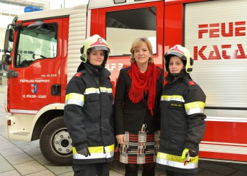 Frauen-Landesrätin Mag. Barbara Schwarz mit Anna Goll (links) und Carina Brunnbauer (rechts) von der Freiwilligen Feuerwehr St. Pölten-Viehofen.