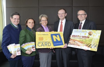 Präsentierten die NÖ-Card in Wien: Geschäftsführer NÖ-Werbung Prof. Christoph Madl, Geschäftsführerin NÖ-Card Christiane Windsperger, Landesrätin Dr. Petra Bohuslav, Raiffeisen-Generaldirektor Mag. Klaus Buchleitner, Landesausstellungs-Geschäftsführer Kurt Farasin (v.l.n.r.)