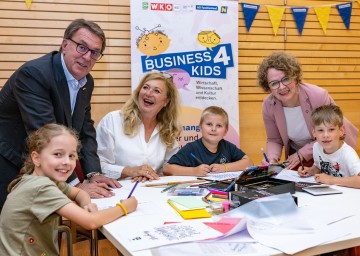 WKNÖ-Präsident Wolfgang Ecker, Workshop-Leiterin Susanne Riedler (Handlettering für Kids) und Familien-Landesrätin Christiane Teschl-Hofmeister mit den Kindern Lara, Johannes und Vincent.