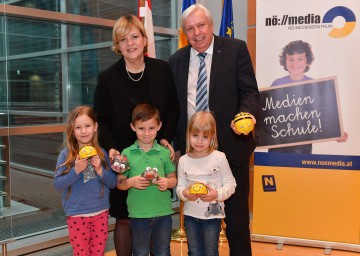Landesrätin Barbara Schwarz und Landesschulrats-Präsident Johann Heuras freuen sich über die flächendeckende Ausstattung der Kindergärten und Schulen mit BeeBot-Sets.