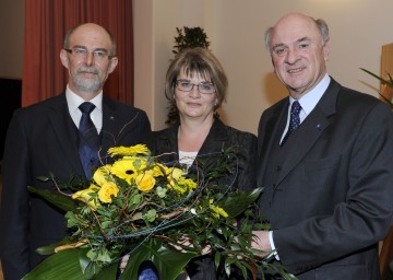 Landeshauptmann Dr. Erwin Pröll mit BH Dr. Dr. Waltraud Müllner-Toifl (Mitte) und BH Dr. Norbert Haselsteiner (links) bei der Amtsübergabe.