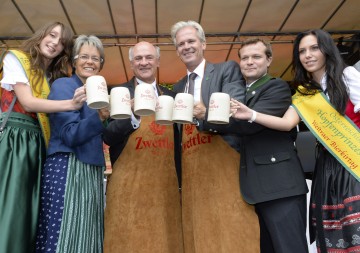 Eröffneten „waldviertelpur“ am Heldenplatz in Wien: Landesrätin Dr. Petra Bohuslav, Landeshauptmann Dr. Erwin Pröll, Mag. Karl Schwarz, Geschäftsführer der Privatbrauerei Zwettl, und der Geschäftsführer des Waldviertel Tourismus, Mag. (FH) Andreas Schwarzinger (v.l.n.r.)