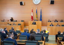 Landeshauptfrau Johanna Mikl-Leitner bei ihrer Regierungserklärung im Landtagssitzungssaal.