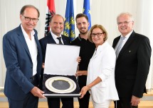 Landeshauptfrau Johanna Mikl-Leitner überreichte einen eigens gestalteten Meisterteller.