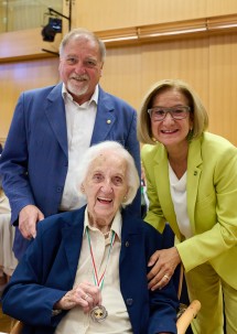 Landeshauptfrau Johanna Mikl-Leitner und Sportunion NÖ Präsident Raimund Hager mit Margit Schieder (98 Jahre) aus Hollabrunn, die in Sierndorf Tischtennis spielt.
