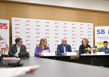 Schuldnerberatung NÖ Geschäftsführer Michael Lackenberger, Landesrätin Ulrike Königsberger-Ludwig, Arbeiterkammer NÖ Präsident Markus Wieser und Landesrätin Christiane Teschl-Hofmeister bei der Pressekonferenz im ArbeitnehmerInnenzentrum St. Pölten (v.l.n.r.).