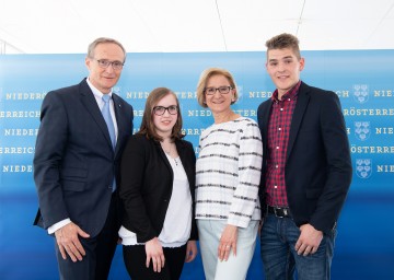 Landeshauptfrau Johanna Mikl-Leitner und Landesamtsdirektor Werner Trock mit zwei Lehrlingen