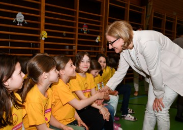 Landeshauptfrau Johanna Mikl-Leitner mit Schülerinnen und Schülern bei der Eröffnung der neuen Räume in der Volksschule Albrechtstraße in Klosterneuburg