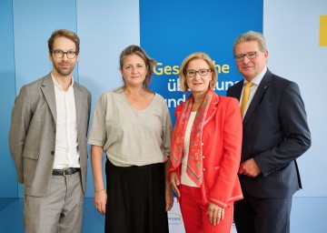 Beim „Gespräch über Kunst und Kultur“ im AKW Zwentendorf: NÖKU-Nachhaltigkeitsbeauftragter Klaus Moser, Schriftstellerin Gertraud Klemm, Landeshauptfrau Johanna Mikl-Leitner und der Leiter der Gruppe Kultur, Wissenschaft und Unterricht des Amtes der NÖ Raumordnung Hermann Dikowitsch.