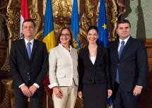 Rumäniens Premierminister Sorin Grindeanu, Landeshauptfrau Johanna Mikl-Leitner, Rumäniens Europaministerin Ana Birchall und Rumäniens Minister für Handel, wirtschaftliches Umfeld und Unternehmertum Alexandru Petrescu im Rittersaal des Palais Niederösterreich in Wien (v.l.n.r.)