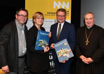 Buchpräsentation von „Niederösterreich. Eine Spurensuche“: Moderator Alexander Hauer, Landesrätin Barbara Schwarz, Hermann Dikowitsch, Leiter der Gruppe Kultur, Wissenschaft und Unterricht im Amt der NÖ Landesregierung, und Propst Maximilian Fürnsinn vom Stift Herzogenburg (v.l.n.r.)