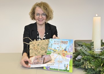 Familien-Landesrätin Christiane Teschl-Hofmeister lädt ein, beim NÖ Familienpass-Adventkalender mitzuspielen.