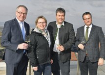 Betriebsbesuch im Weingut Müller in Krustetten: LH-Stellvertreter Stephan Pernkopf, Martha und Leopold Müller und Minister Peter Hauk (v.l.n.r.)