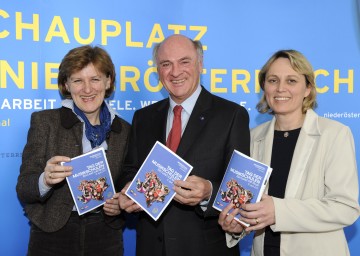 Landeshauptmann Dr. Erwin Pröll, Dorli Draxler (links) und Mag. Michaela Hahn (rechts) vom NÖ Musikschulmanagement präsentierten in St. Pölten eine erfolgreiche Zwischenbilanz nach zehn Jahren Musikschulgesetz sowie einen Ausblick auf den Tag der NÖ Musikschulen am 8. April.