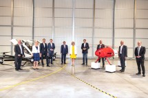 Landeshauptfrau Johanna Mikl-Leitner und WKÖ-Präsident Harald Mahrer (Bildmitte) mit Vertretern der sechs Gesellschafter der AIRlabs Austria und der Wirtschaftskammer 