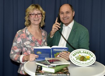 Im Bild von links nach rechts: Elisabeth Koppensteiner, Geschäftsführerin GARTENleben, und Landeshauptmann-Stellvertreter Mag. Wolfgang Sobotka, Initiator der Aktion „Natur im Garten“