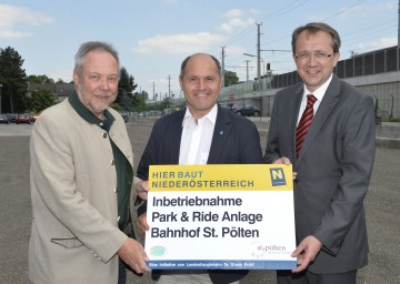 Eröffneten Park & Ride Anlage beim Bahnhof St. Pölten: NÖ Straßenbaudirektor DI Peter Beiglböck, Landeshauptmann-Stellvertreter Mag. Wolfgang Sobotka, Bürgermeister Mag. Matthias Stadler (v.l.n.r.)