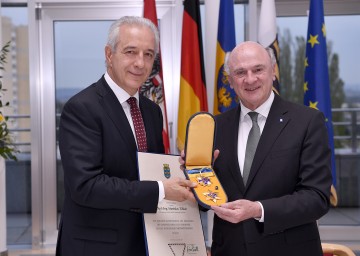 Landeshauptmann Dr. Erwin Pröll überreichte das "Goldene Komturkreuz mit dem Stern des Ehrenzeichens für Verdienste um das Bundesland Niederösterreich" an den Ministerpräsidenten des Freistaates Sachsen, S. E. DI Stanislaw Tillich.