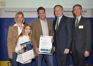 Ökomanagement-Auszeichnung: Umwelt-Landesrat Dr. Stephan Pernkopf (2.v.r.)und DI Andreas Tschulik aus dem Lebensministerium (rechts) gratulierten der Familie Netzl aus Göttlesbrunn.