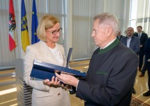 Landeshauptfrau Johanna Mikl-Leitner überreichte heute den „Großen Gläsernen Leopold“ an Landesrat a. D. Franz Blochberger anl. dessen 80. Geburtstages.