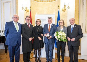 ISTA-Kuratoriumsvorsitzender und Laudator Claus Raidl, Bundesminister Martin Polaschek, Landeshauptfrau Johanna Mikl-Leitner, ISTA-Präsident Thomas A. Henzinger, Monika Henzinger und Landeshauptmann a. D. Erwin Pröll bei der Verleihung im Bundesministerium für Bildung, Wissenschaft und Forschung.