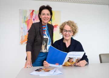 Familien-Landesrätin Christiane Teschl-Hofmeister und Barbara Trettler, Geschäftsführerin der Familienland Niederösterreich GmbH.