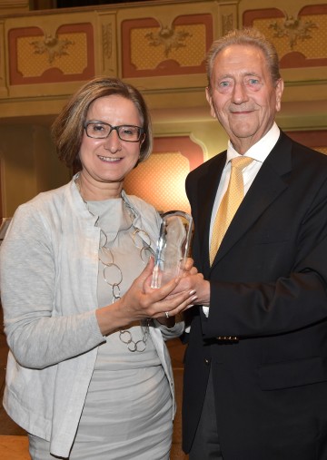 Landeshauptfrau Johanna Mikl-Leitner überreichte dem Gründer und Intendanten der Laxenburger Schlosskonzerte Bgm. a.D. Prof. Mag. Heinrich Schneider den „Gläsernen Leopold“. (v.l.n.r.)