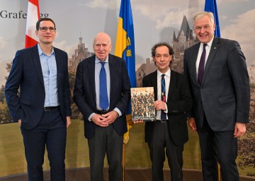 (v.l.) Grafenegg Geschäftsführer Philipp Stein, EUYO Board Co-Chair Martijn Sanders, CEO des EUYO Marshall Marcus und Landesrat Martin Eichtinger bei Verkündung der dauerhaften Verlegung der Residenz des EUYO nach Grafenegg.