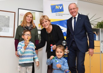 Im Bild von links nach rechts: Martina Scharner (Tagesmutter aus Spratzern), Landesrätin Mag. Barbara Schwarz, Christian Kreuzer (Niederösterreichische Versicherung) mit den Kindern Jaron und Alina.