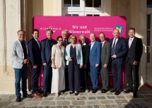 Gruppenfoto rund um Landeshauptfrau Johanna Mikl-Leitner mit Vertretern aus der gesamten Region beim Tourismusempfang der Wienerwald Tourismus GmbH.