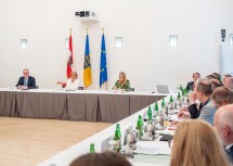 Landeshauptfrau Johanna Mikl-Leitner, LH-Stellvertreter Stephan Pernkopf und Landesrätin Ulrike Königsberger-Ludwig bei der Lagebesprechung im NÖ Landhaus.