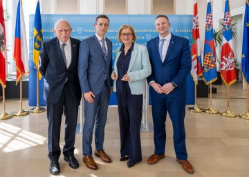 Bei der Pressekonferenz zum grenzüberschreitenden Dialog (v.l.n.r.): Der ehemalige Kreishauptmann von Südböhmen, Jan Zahradnik, Jan Grolich, Kreishauptmann Südmähren, Landeshauptfrau Johanna Mikl-Leitner und Martin Kukla, Kreishauptmann Vysočina.