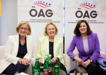 Landeshauptfrau Johanna Mikl-Leitner (l.) , US-Botschafterin Victoria Reggie Kennedy (r.) und Moderatorin Hannelore Veit (m.).