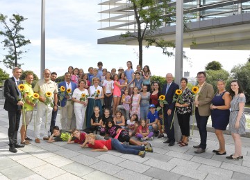 Landesrätin Barbara Schwarz mit Unterstützern und Sponsoren beim Besuch der Ferienbetreuungsaktion im NÖ Landhaus