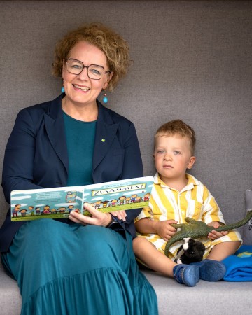 (v.l.n.r.): Familien-Landesrätin Christiane Teschl-Hofmeister mit Ludwig