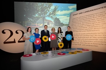 Von links nach rechts: Die Ausstellungskuratorinnen Marion Krammer und Margarethe Szeless, der wissenschaftliche Leiter des Hauses der Geschichte Christian Rapp, Landeshauptfrau Johanna Mikl-Leitner und die beiden Ausstellungsgestalterinnen Christin Künig und Valentina Potmesil.