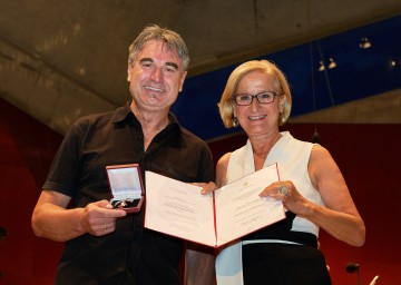 Landeshauptfrau Johanna Mikl-Leitner gratulierte Paul Gessl zum Geburtstag und überreichte ihm das „Österreichische Ehrenkreuz für Wissenschaft und Kunst 1. Klasse.“