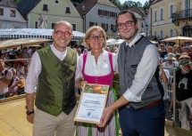 Bürgermeister Andreas Nunzer, (li.) und Tourismusvereinsobmann Ewald Stierschneider (re.) überreichten Landeshauptfrau Johanna Mikl-Leitner „die goldene Marille“.