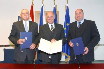 Reaktivierung des Eisenbahngrenzübergangs Slavonice – Fratres: Landeshauptmann Dr. Erwin Pröll, Dr. Jan Zahradnik (links im Bild) und Ing. Frantisek Dohnal (rechts im Bild) unterzeichnen heute in Waidhofen/Thaya eine entsprechende Vereinbarung.