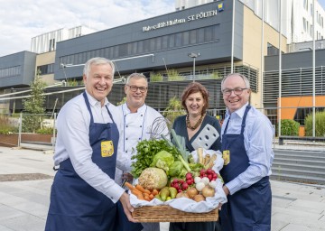 Landesrat Martin Eichtinger, Chefkoch Martin Knabb (Universitätsklinikum St. Pölten), Küchenleiterin Helga Delivuk (Universitätsklinikum St. Pölten) und LH-Stellvertreter Stephan Pernkopf (v.l.n.r.) sind stolz auf die niederösterreichische Vorreiterrolle in Sachen Bio-Zertifizierung in den NÖ-Kliniken. 