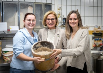 (v.l.n.r.) Lena Kasses, Landeshauptfrau Johanna Mikl-Leitner und Laura Kasses.
