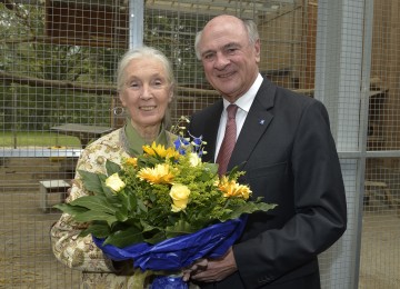 Landeshauptmann Dr. Erwin Pröll mit der weltbekannten Schimpansenforscherin Jane Goodall.