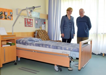 Sozial-Landesrätin Mag. Barbara Schwarz überzeugte sich bei Herrn Günther Ziegelwanger vor Ort im NÖ Landespflegeheim St. Pölten über die Vorteile der neuen Spezialbetten.