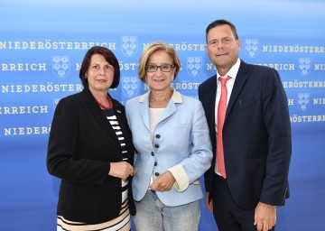 Beim Pressegespräch zur Dorf- und Stadterneuerung: Maria Forstner, Obfrau der NÖ Dorf- und Stadterneuerung, Landeshauptfrau Johanna Mikl-Leitner und Walter Kirchler, Geschäftsführer der NÖ.Regional.GmbH (v.l.n.r.)