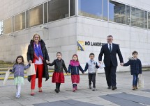 Landeshauptfrau Johanna Mikl-Leitner und Landesrat Ludwig Scherlitzko mit den Buchstart NÖ Kindern